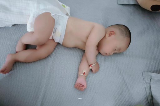 涿州宝宝胳膊上起红疙瘩